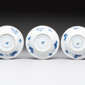 A set of six Chinese blue and white cups and saucers with floral design, Kangxi — 照片 3