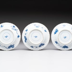 A set of six Chinese blue and white cups and saucers with floral design, Kangxi — 照片 5