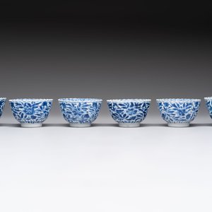 A set of six Chinese blue and white cups and saucers with floral design, Kangxi — 照片 8