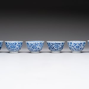 A set of six Chinese blue and white cups and saucers with floral design, Kangxi — 照片 9