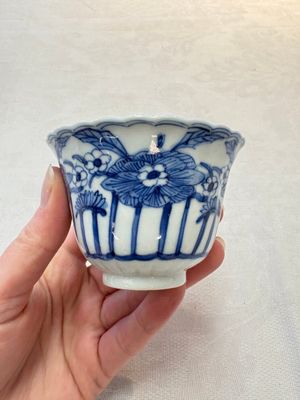 A set of six Chinese blue and white cups and saucers with floral design, Kangxi mark, 19th C. — photo 11
