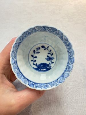 A set of six Chinese blue and white cups and saucers with floral design, Kangxi mark, 19th C. — photo 12