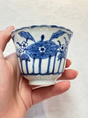 A set of six Chinese blue and white cups and saucers with floral design, Kangxi mark, 19th C. — photo 14