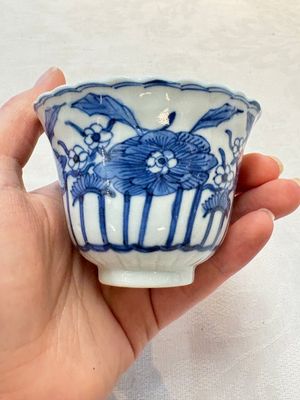 A set of six Chinese blue and white cups and saucers with floral design, Kangxi mark, 19th C. — photo 15