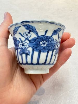A set of six Chinese blue and white cups and saucers with floral design, Kangxi mark, 19th C. — photo 16