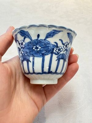 A set of six Chinese blue and white cups and saucers with floral design, Kangxi mark, 19th C. — photo 17