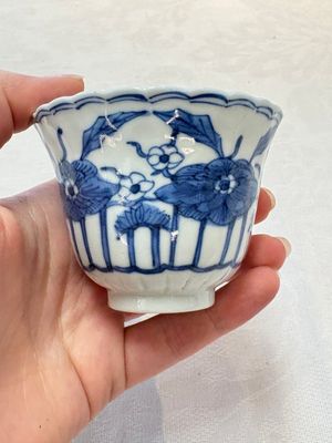 A set of six Chinese blue and white cups and saucers with floral design, Kangxi mark, 19th C. — photo 20