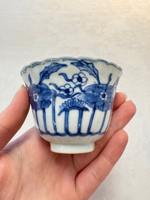 A set of six Chinese blue and white cups and saucers with floral design, Kangxi mark, 19th C. — photo 2