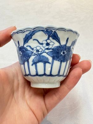 A set of six Chinese blue and white cups and saucers with floral design, Kangxi mark, 19th C. — photo 21