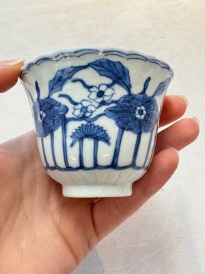 A set of six Chinese blue and white cups and saucers with floral design, Kangxi mark, 19th C. — photo 22