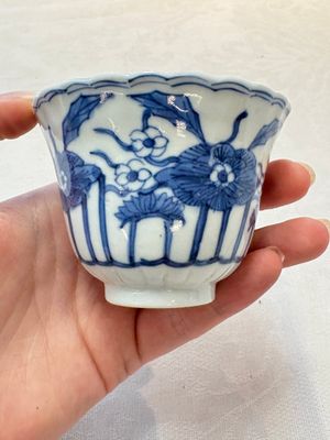 A set of six Chinese blue and white cups and saucers with floral design, Kangxi mark, 19th C. — photo 23