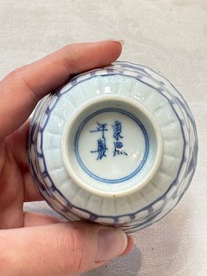 A set of six Chinese blue and white cups and saucers with floral design, Kangxi mark, 19th C. — photo 25