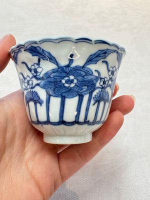 A set of six Chinese blue and white cups and saucers with floral design, Kangxi mark, 19th C. — photo 26