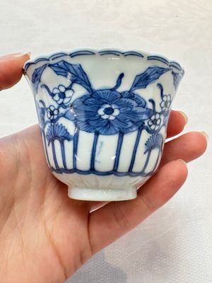 A set of six Chinese blue and white cups and saucers with floral design, Kangxi mark, 19th C. — photo 27