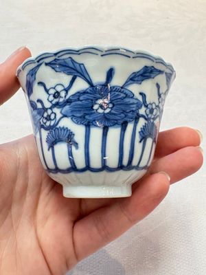 A set of six Chinese blue and white cups and saucers with floral design, Kangxi mark, 19th C. — photo 28