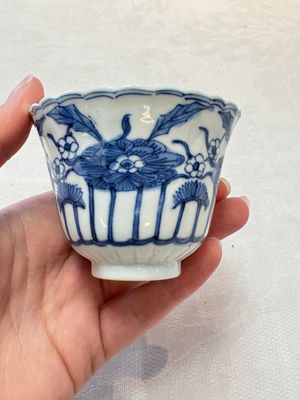 A set of six Chinese blue and white cups and saucers with floral design, Kangxi mark, 19th C. — photo 29