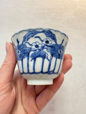 A set of six Chinese blue and white cups and saucers with floral design, Kangxi mark, 19th C. — photo 3