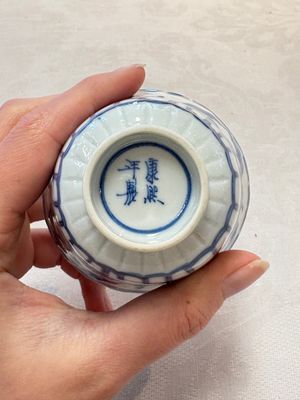 A set of six Chinese blue and white cups and saucers with floral design, Kangxi mark, 19th C. — photo 31