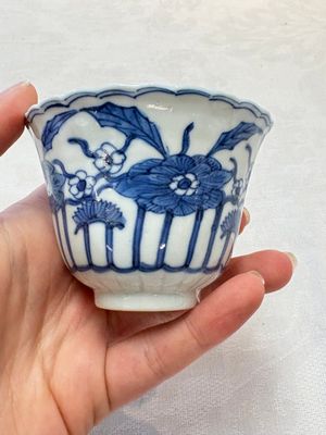 A set of six Chinese blue and white cups and saucers with floral design, Kangxi mark, 19th C. — photo 32