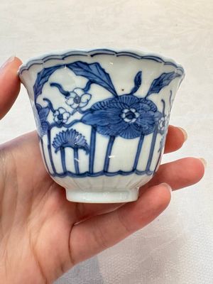 A set of six Chinese blue and white cups and saucers with floral design, Kangxi mark, 19th C. — photo 33