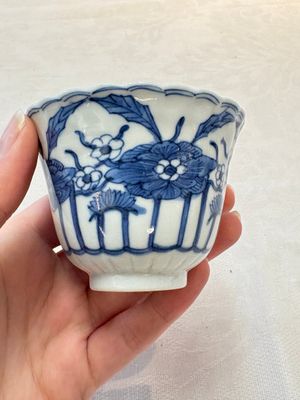 A set of six Chinese blue and white cups and saucers with floral design, Kangxi mark, 19th C. — photo 34