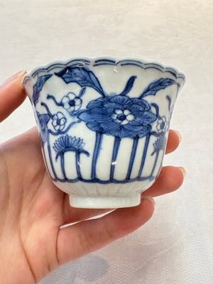 A set of six Chinese blue and white cups and saucers with floral design, Kangxi mark, 19th C. — photo 35