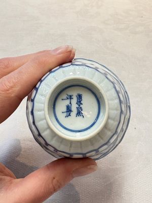 A set of six Chinese blue and white cups and saucers with floral design, Kangxi mark, 19th C. — photo 37