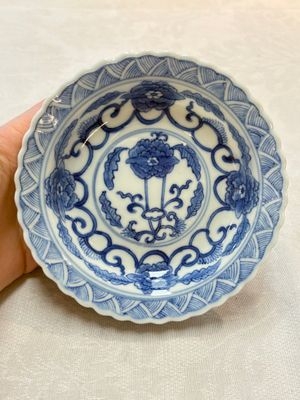 A set of six Chinese blue and white cups and saucers with floral design, Kangxi mark, 19th C. — photo 38