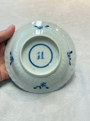 A set of six Chinese blue and white cups and saucers with floral design, Kangxi mark, 19th C. — photo 39