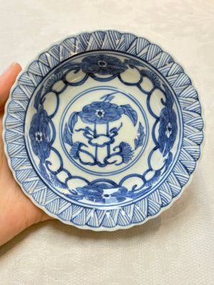 A set of six Chinese blue and white cups and saucers with floral design, Kangxi mark, 19th C. — photo 40