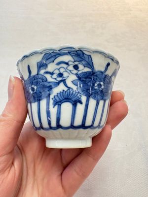 A set of six Chinese blue and white cups and saucers with floral design, Kangxi mark, 19th C. — photo 4