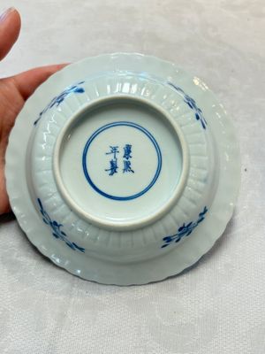 A set of six Chinese blue and white cups and saucers with floral design, Kangxi mark, 19th C. — photo 43