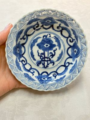 A set of six Chinese blue and white cups and saucers with floral design, Kangxi mark, 19th C. — photo 44