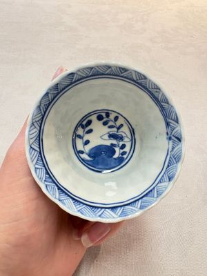 A set of six Chinese blue and white cups and saucers with floral design, Kangxi mark, 19th C. — photo 5