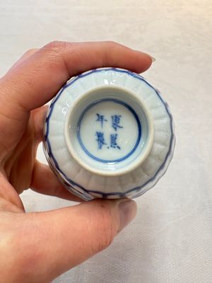 A set of six Chinese blue and white cups and saucers with floral design, Kangxi mark, 19th C. — photo 6
