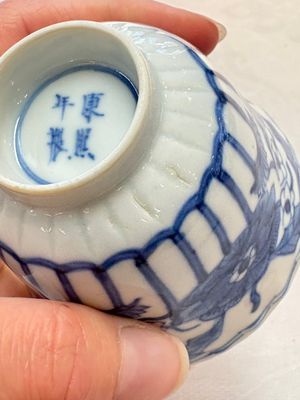 A set of six Chinese blue and white cups and saucers with floral design, Kangxi mark, 19th C. — photo 7
