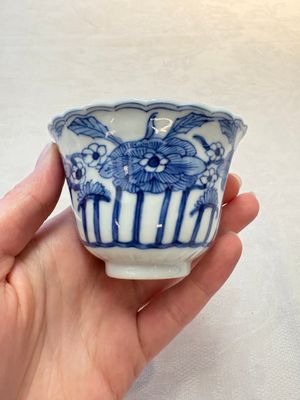 A set of six Chinese blue and white cups and saucers with floral design, Kangxi mark, 19th C. — photo 8