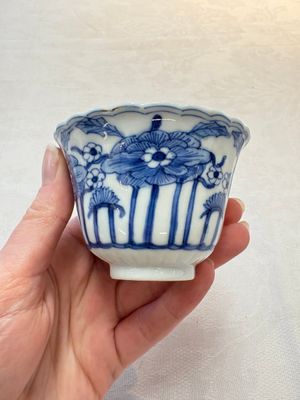 A set of six Chinese blue and white cups and saucers with floral design, Kangxi mark, 19th C. — photo 9