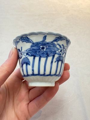 A set of six Chinese blue and white cups and saucers with floral design, Kangxi mark, 19th C. — photo 10