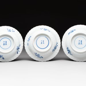 A set of six Chinese blue and white cups and saucers with floral design, Kangxi mark, 19th C. — photo 3