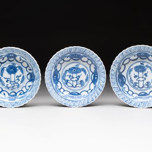 A set of six Chinese blue and white cups and saucers with floral design, Kangxi mark, 19th C. — photo 4