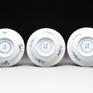 A set of six Chinese blue and white cups and saucers with floral design, Kangxi mark, 19th C. — photo 5