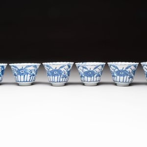 A set of six Chinese blue and white cups and saucers with floral design, Kangxi mark, 19th C. — photo 7