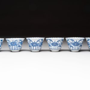 A set of six Chinese blue and white cups and saucers with floral design, Kangxi mark, 19th C. — photo 8