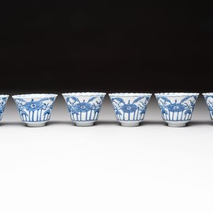 A set of six Chinese blue and white cups and saucers with floral design, Kangxi mark, 19th C. — photo 9