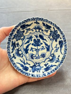 A set of six Chinese blue and white cups and saucers with floral design, Kangxi — 照片 1