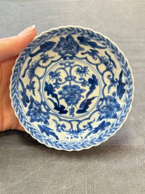 A set of six Chinese blue and white cups and saucers with floral design, Kangxi — 照片 11