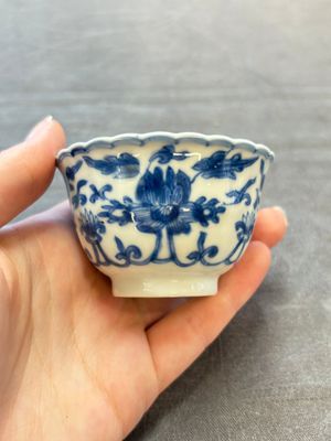 A set of six Chinese blue and white cups and saucers with floral design, Kangxi — 照片 13