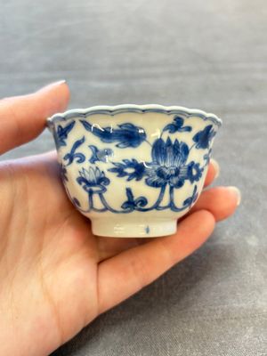 A set of six Chinese blue and white cups and saucers with floral design, Kangxi — 照片 14