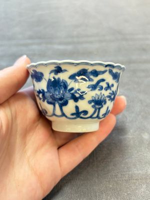A set of six Chinese blue and white cups and saucers with floral design, Kangxi — 照片 16